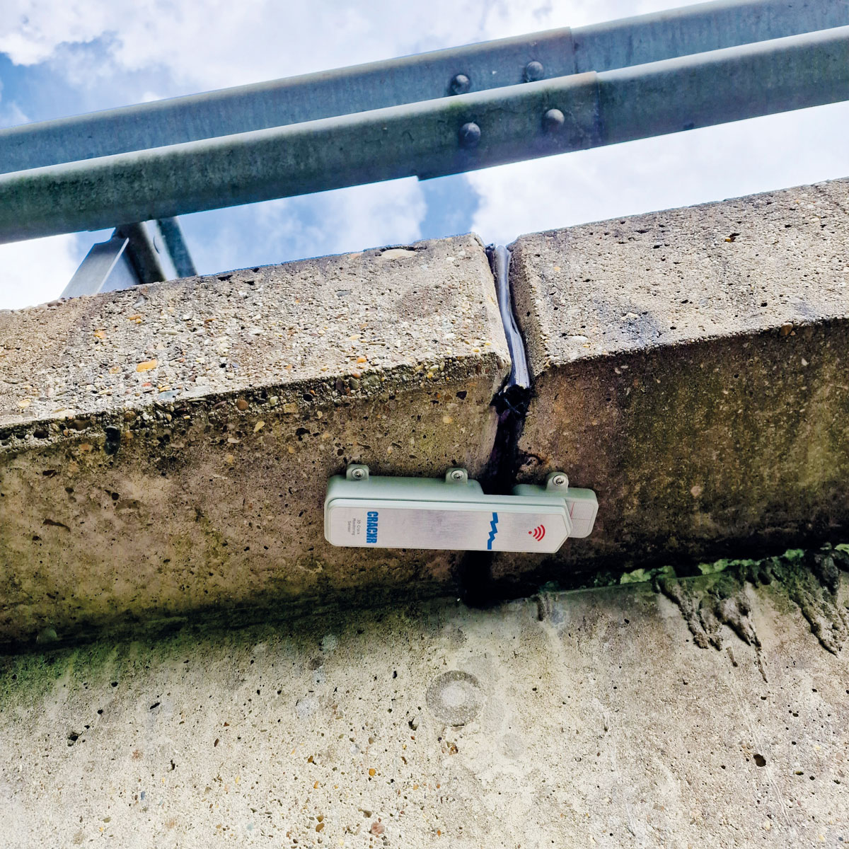 CrackR 3D Sensor überwacht einen horizontalen Riss in einer Betonwand oder einer Stützmauer.