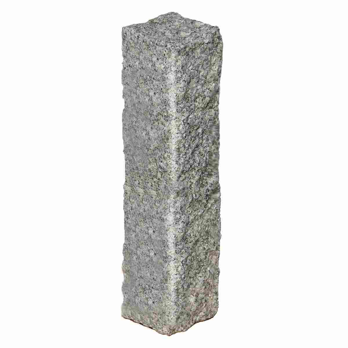 Granit-Grenzstein ohne Loch mit bruchrauen Seiten, Kopfgröße 12 bis 15 cm, Länge 55 bis 60 cm.