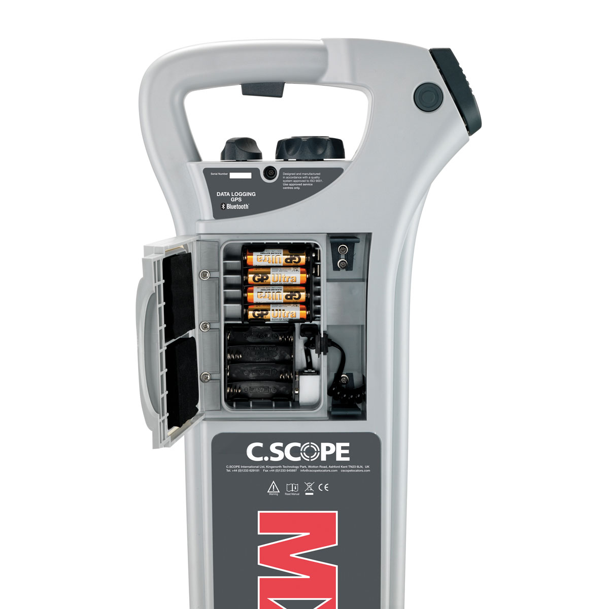Offenes Batteriefach des Kabelsuchgeräts MXL4 von C.Scope.