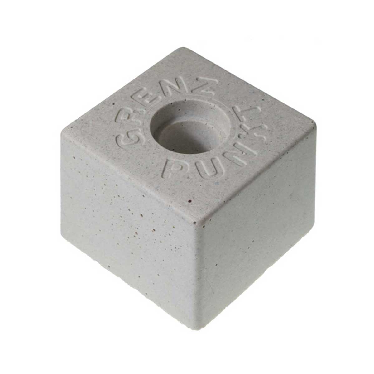 Weißer Vario-Kopf Plus 80 x 80 x 65 mm mit ebener Oberfläche, Aufschrift Grenzpunkt und Mittelbohrung.