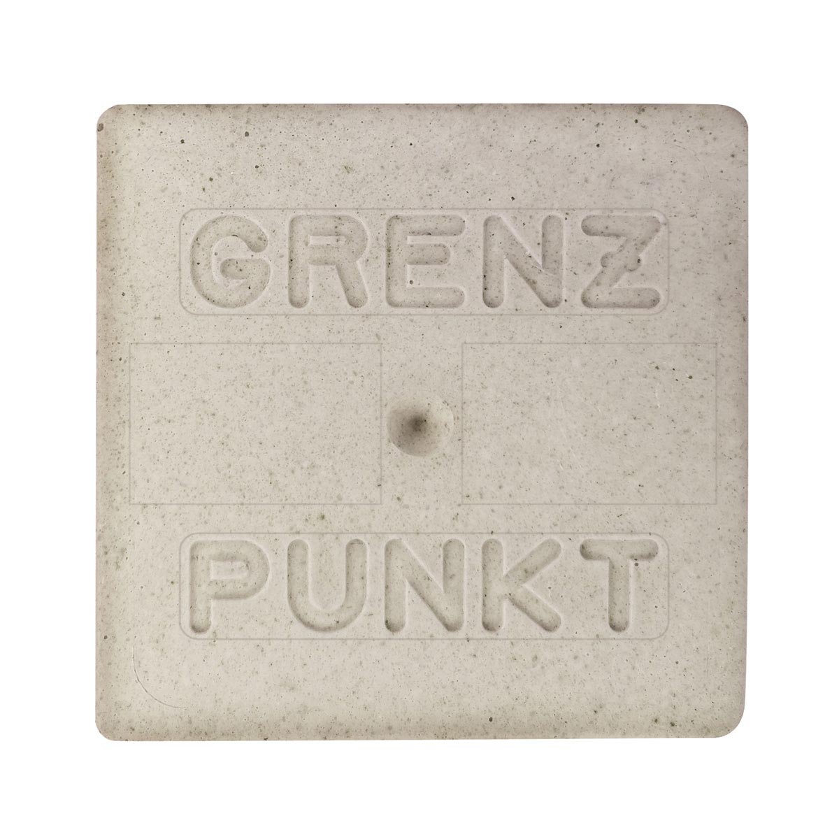 Nahaufnahme der Rohrmarken-Kopfprägung mit der gut lesbaren Aufschrift Grenzpunkt.