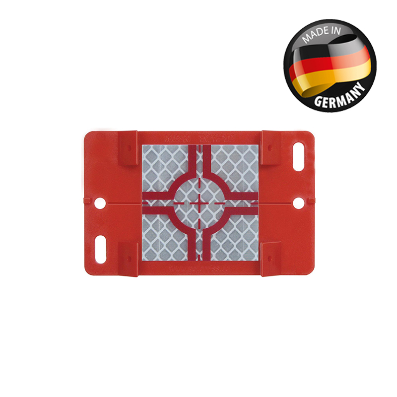 Rote Trägerplatte RSAKZ6 von Rothbucher Systeme mit großer reflektierender Zielmarke und Befestigungslöchern.