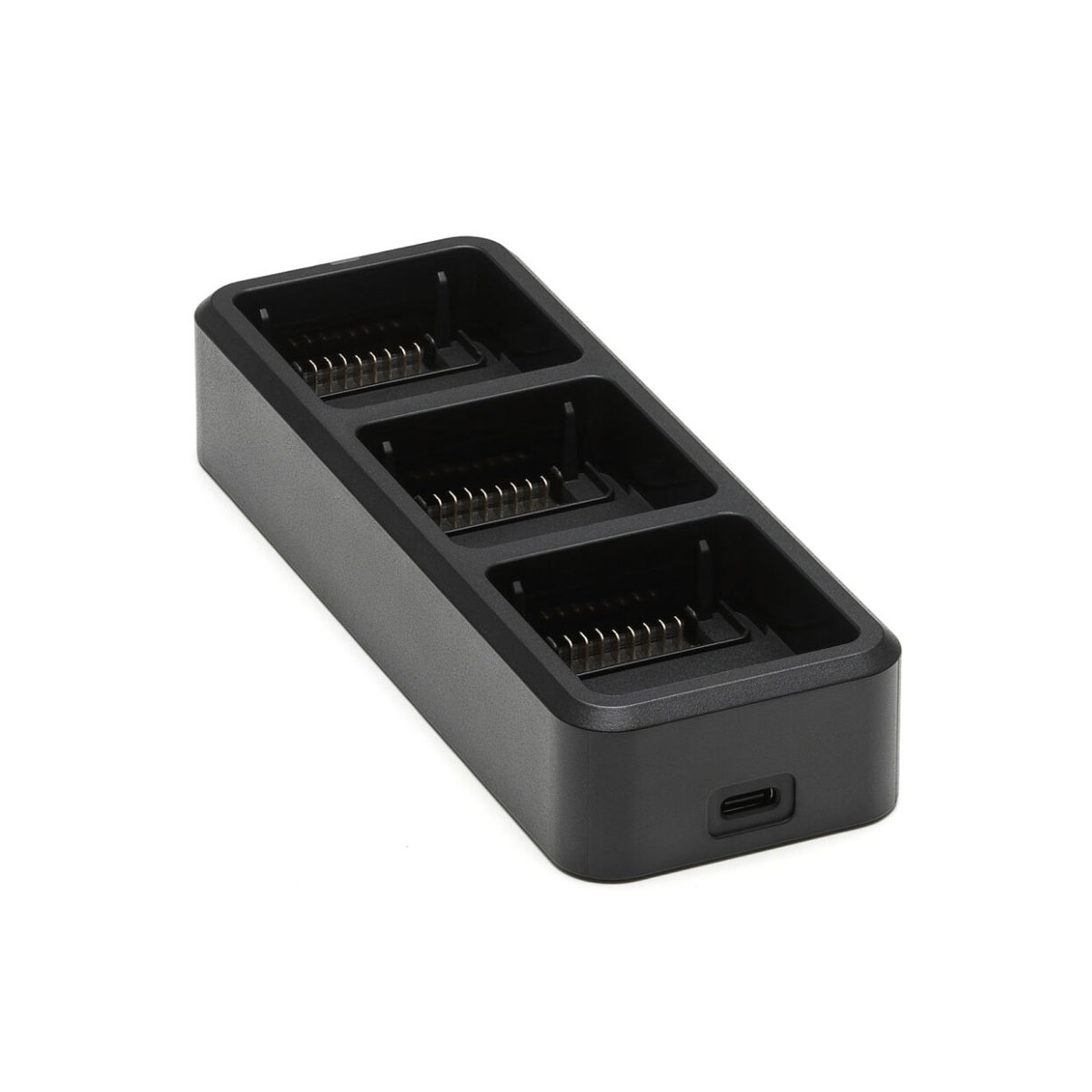 Schwarze DJI Akkuladestation mit drei Ladeschächten und USB-C-Anschluss.