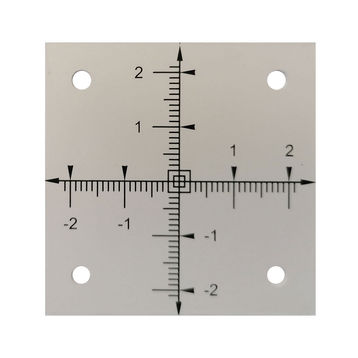 Eloxierte Achsmarke aus Aluminium 50 x 50 mm mit Fadenkreuz, Millimeterskalen und vier Bohrungen.