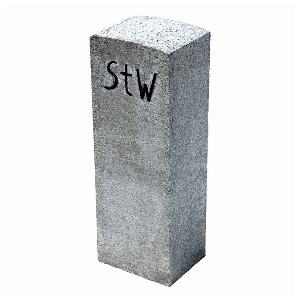 Staatswald-Grenzstein aus Granit ca. 16 x 20 x 90 cm mit eingemeißelter Aufschrift StW.