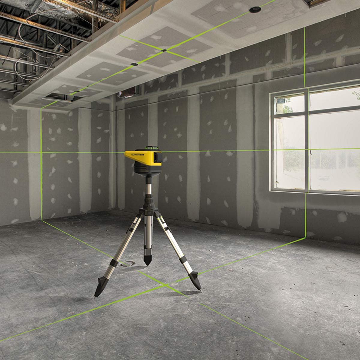 proNIVO Multilinienlaser auf Stativ projiziert grüne Linien an Wände, Decke und Boden eines Rohbaus.